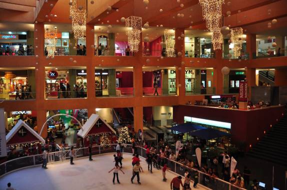 Ringue de patinação do gelo no shopping Multiplaza, em San salvador, capital de El Salvador